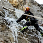 4.1.2016 Kielce. Alpiniści zrobili skałkach rezerwatu Kadzielnia lodospad. / Wojciech Habdas / Radio Kielce
