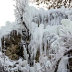 4.1.2016 Kielce. Alpiniści zrobili skałkach rezerwatu Kadzielnia lodospad. / Wojciech Habdas / Radio Kielce