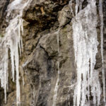 4.1.2016 Kielce. Alpiniści zrobili skałkach rezerwatu Kadzielnia lodospad. / Wojciech Habdas / Radio Kielce