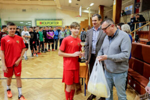 27.1.2016 Kielce. Ferie z futbolem. Wręczenie nagród. Gimnazjaliści - 1 miejsce - "Drużyna Actimela" / Wojciech Habdas / Radio Kielce