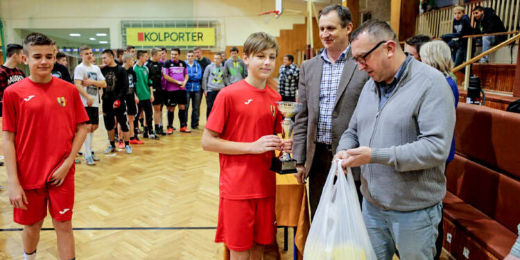 27.1.2016 Kielce. Ferie z futbolem. Wręczenie nagród. Gimnazjaliści - 1 miejsce - "Drużyna Actimela" / Wojciech Habdas / Radio Kielce