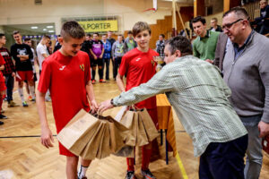 27.1.2016 Kielce. Ferie z futbolem. Wręczenie nagród. Gimnazjaliści - 1 miejsce - "Drużyna Actimela" / Wojciech Habdas / Radio Kielce