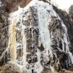 4.1.2016 Kielce. Alpiniści zrobili skałkach rezerwatu Kadzielnia lodospad. / Wojciech Habdas / Radio Kielce