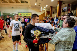 27.1.2016 Kielce. Ferie z futbolem. Wręczenie nagród. Licealiści - 2 miejsce - drużyna "BielczyCzerń" / Wojciech Habdas / Radio Kielce