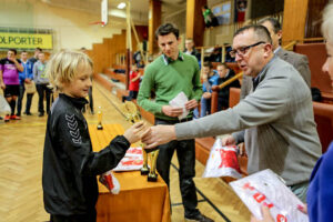 27.1.2016 Kielce. Ferie z futbolem. Wręczenie nagród. Nagrody indywidualne. / Wojciech Habdas / Radio Kielce