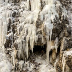 4.1.2016 Kielce. Alpiniści zrobili skałkach rezerwatu Kadzielnia lodospad. / Wojciech Habdas / Radio Kielce