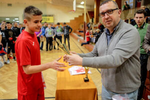 27.1.2016 Kielce. Ferie z futbolem. Wręczenie nagród. Nagrody indywidualne. / Wojciech Habdas / Radio Kielce