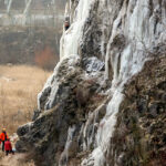 4.1.2016 Kielce. Alpiniści zrobili skałkach rezerwatu Kadzielnia lodospad. / Wojciech Habdas / Radio Kielce