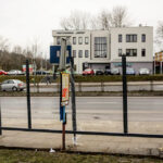 27.1.2016 Kielce. W mieście ustawiane są nowe wiaty przystankowe. / Wojciech Habdas / Radio Kielce