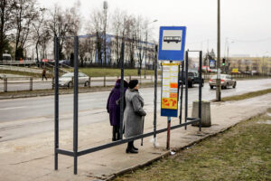 27.1.2016 Kielce. W mieście nadal ustawiane są nowe wiaty przystankowe. / Wojciech Habdas / Radio Kielce