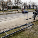 27.1.2016 Kielce. W mieście nadal ustawiane są nowe wiaty przystankowe. / Wojciech Habdas / Radio Kielce