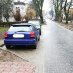 12.01.2015 Kielce. Ulica Stanisława Kostki. Samochody parkują w niedozwolonych miejscach / Stanisław Blinstrub / Radio Kielce