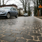 12.01.2015 Kielce. Ulica Stanisława Kostki. Samochody parkują w niedozwolonych miejscach / Stanisław Blinstrub / Radio Kielce