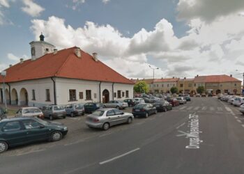 Rynek w Staszowie / Google Street