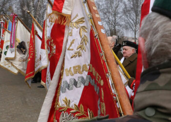 Na kieleckim cmentarzu oddali hołd Żołnierzom Wyklętym (1 marca 2015 r.) / Piotr Michalski / Radio Kielce