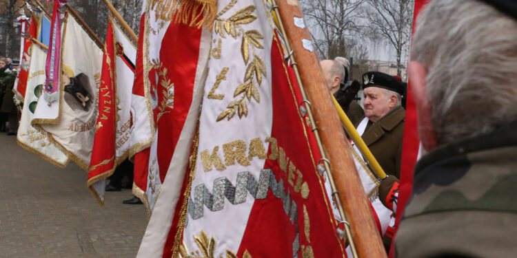 Na kieleckim cmentarzu oddali hołd Żołnierzom Wyklętym (1 marca 2015 r.) / Piotr Michalski / Radio Kielce