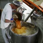 03.02.2016 Kielce. Przygotowywanie pączków na Tłusty Czwartek w piekarni SPOŁEM. / Jarosław Kubalski / Radio Kielce