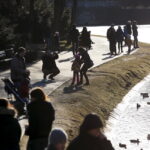 07.02.2016 Kielce. Zimowy, niedzielny spacer w Parku Miejskim. / Jarosław Kubalski / Radio Kielce