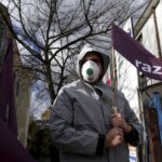 09.02.2016 Kielce. Happening partii Razem przed biurem poselskim Piotra Liroya Marca. / Jarosław Kubalski / Radio Kielce