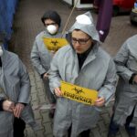 09.02.2016 Kielce. Happening partii Razem przed biurem poselskim Piotra Liroya Marca. / Jarosław Kubalski / Radio Kielce