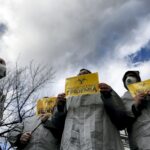 09.02.2016 Kielce. Happening partii Razem przed biurem poselskim Piotra Liroya Marca. / Jarosław Kubalski / Radio Kielce