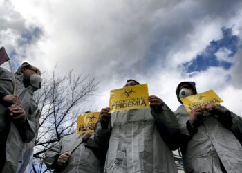 09.02.2016 Kielce. Happening partii Razem przed biurem poselskim Piotra Liroya Marca. / Jarosław Kubalski / Radio Kielce