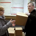 27.02.2016 Kielce. Piotr Burda, rzecznik UJK wydaje szkołom arkusze do próbnej matury. / Jarosław Kubalski / Radio Kielce