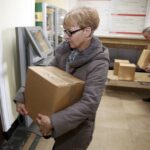 27.02.2016 Kielce. Piotr Burda, rzecznik UJK wydaje szkołom arkusze do próbnej matury. / Jarosław Kubalski / Radio Kielce