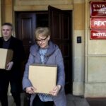 27.02.2016 Kielce. Piotr Burda, rzecznik UJK wydaje szkołom arkusze do próbnej matury. / Jarosław Kubalski / Radio Kielce