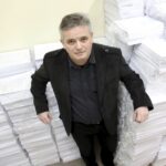 27.02.2016 Kielce. Piotr Burda, rzecznik UJK wydaje szkołom arkusze do próbnej matury. / Jarosław Kubalski / Radio Kielce