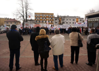 15.1.2015 Sandomierz. 200 pracowników Szpitala Specjalistycznego im. Ducha Świętego Sandomierzu pikietowało siedzibę miejscowego starostwa. / Grażyna Szlęzak-Wójcik / Radio Kielce