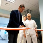 25.02.2016 Kielce . ŚCO. Nowy, teslowy rezonans magnetyczny. Wstęgę przecinają marszałek Adam Jarubas, dr. Tomasz Dróżdż i dyrektor ŚCO Stanisław Góźdź. / Piotr Michalski / Radio Kielce