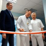 25.02.2016 Kielce . ŚCO. Nowy, teslowy rezonans magnetyczny. Wstęgę przecinają marszałek Adam Jarubas, dr. Tomasz Dróżdż i dyrektor ŚCO Stanisław Góźdź. / Piotr Michalski / Radio Kielce