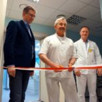 25.02.2016 Kielce . ŚCO. Nowy, teslowy rezonans magnetyczny. Wstęgę przecinają marszałek Adam Jarubas, dr. Tomasz Dróżdż i dyrektor ŚCO Stanisław Góźdź. / Piotr Michalski / Radio Kielce