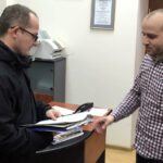 1.2.106 Kielce. Członkowie Komitetu referendalnego, po konferencji prasowej, złożyli wniosek o referendum w Urzędzie Miasta i u Komisarza Wyborczego przy Urzędzie Wojewódzkim. / Bartłomiej Zapała / Radio Kielce