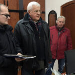 1.2.106 Kielce. Członkowie Komitetu referendalnego, po konferencji prasowej, złożyli wniosek o referendum w Urzędzie Miasta i u Komisarza Wyborczego przy Urzędzie Wojewódzkim. / Bartłomiej Zapała / Radio Kielce