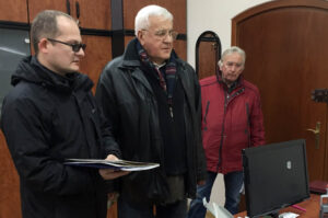 1.2.106 Kielce. Członkowie Komitetu referendalnego, po konferencji prasowej, złożyli wniosek o referendum w Urzędzie Miasta i u Komisarza Wyborczego przy Urzędzie Wojewódzkim. / Bartłomiej Zapała / Radio Kielce