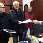 1.2.106 Kielce. Członkowie Komitetu referendalnego, po konferencji prasowej, złożyli wniosek o referendum w Urzędzie Miasta i u Komisarza Wyborczego przy Urzędzie Wojewódzkim. / Bartłomiej Zapała / Radio Kielce