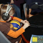 21.02.2016 w DDD gościli przedstawiciele Effectora Kielce. Adrian Buchowski (przyjmujący)  i Adam Swaczyna (asyst. trenera) / Marek Wtorek / Radio Kielce