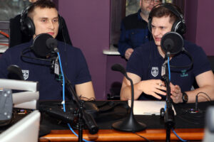 21.02.2016 w DDD gościli przedstawiciele Effectora Kielce. Adrian Buchowski (przyjmujący) i Adam Swaczyna (asyst. trenera) / Marek Wtorek / Radio Kielce