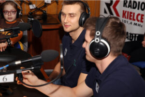 21.02.2016 w DDD gościli przedstawiciele Effectora Kielce. Adrian Buchowski (przyjmujący) i Adam Swaczyna (asyst. trenera) / Marek Wtorek / Radio Kielce