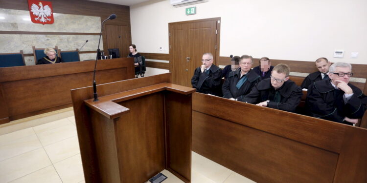 Były wójt ponownie przed sądem - Radio Kielce 29.12.21015 Kielce. Sąd Okręgowy. Proces byłego wójta Piekoszowa Tadeusza D. i jeszcze 12 osób. / Jarosław Kubalski / Radio Kielce