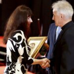 05.02.2016 Kielce. Gala 64 Plebiscytu Sportowego. Wyróżnienie dla niepełnosprawnego sportowca Ireneusza kapusty odbiera jego żona Barbara. / Jarosław Kubalski / Radio Kielce