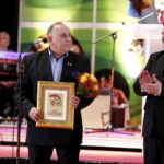 05.02.2016 Kielce. Gala 64 Plebiscytu Sportowego. Wyróżnienie otrzymuje Bogumił Bujak, prezes Stowarzyszenia Sportu i Rehabilitacji Start Kielce. / Jarosław Kubalski / Radio Kielce