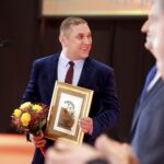 05.02.2016 Kielce. Gala 64 Plebiscytu Sportowego. Talenty. Dla Bartłomieja Bisa (Vive Tauron Kielce, piłka ręczna, 18 lat) nagrodę odebrał tata Sławomir. / Jarosław Kubalski / Radio Kielce