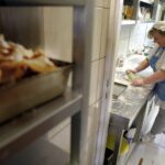 03.02.2016 Kielce. Przygotowywanie faworków i pączków na Tłusty Czwartek w cukierni Dorotka. / Jarosław Kubalski / Radio Kielce