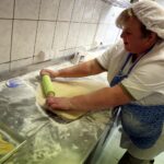 03.02.2016 Kielce. Przygotowywanie faworków i pączków na Tłusty Czwartek w cukierni Dorotka. / Jarosław Kubalski / Radio Kielce