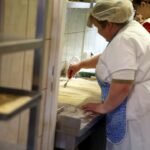 03.02.2016 Kielce. Przygotowywanie faworków i pączków na Tłusty Czwartek w cukierni Dorotka. / Jarosław Kubalski / Radio Kielce