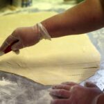 03.02.2016 Kielce. Przygotowywanie faworków i pączków na Tłusty Czwartek w cukierni Dorotka. / Jarosław Kubalski / Radio Kielce