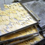 03.02.2016 Kielce. Przygotowywanie faworków i pączków na Tłusty Czwartek w cukierni Dorotka. / Jarosław Kubalski / Radio Kielce